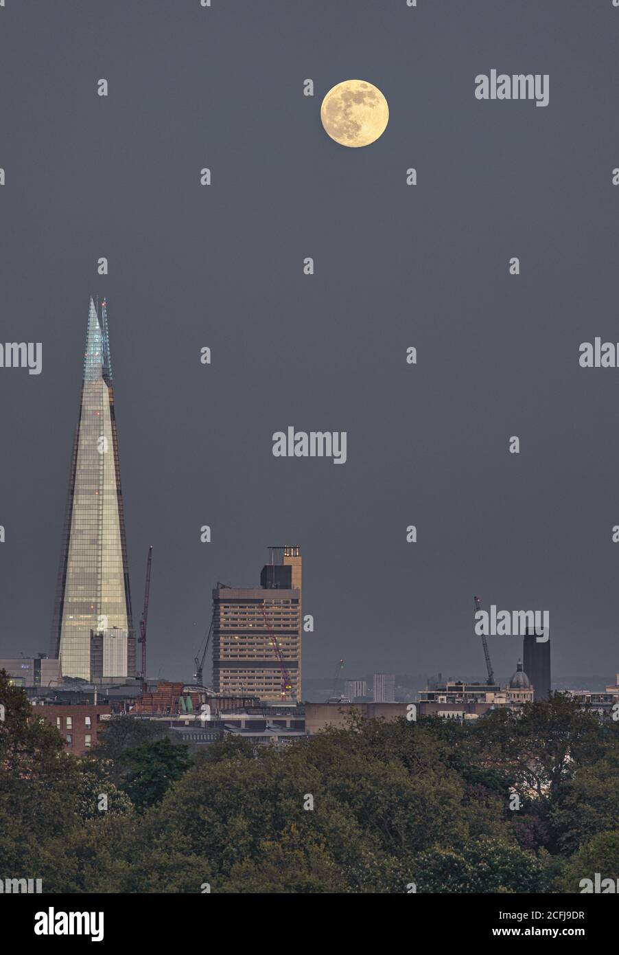 Supermoon steigt über London auf mit dem Shard im Hintergrund Stockfoto
