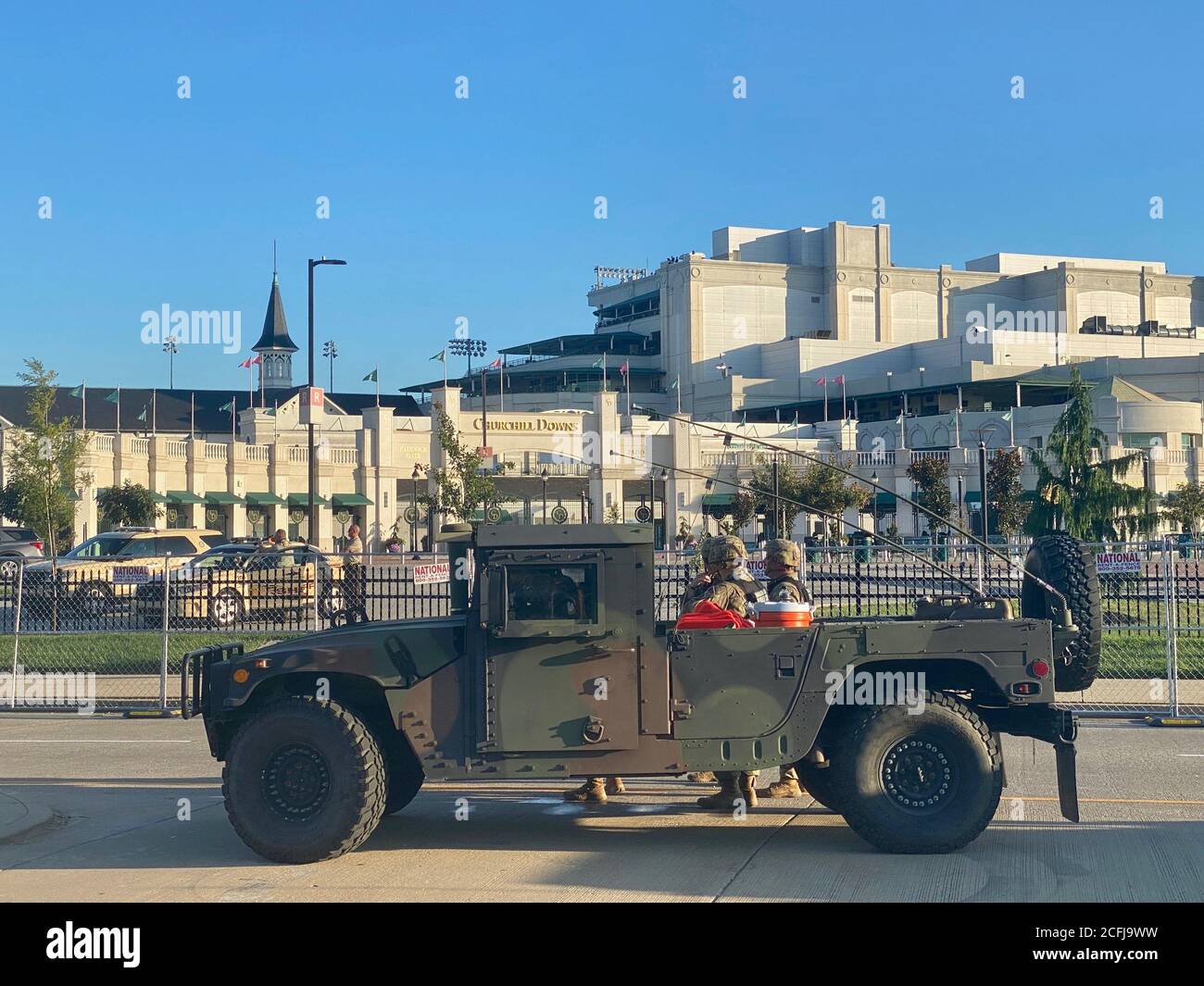Louisville, Kentucky, USA. September 2020. DIE US-Nationalgarde war in Kraft und umgab Churchill Downs, wo am Tag des 146. Kentucky Derby Tausende friedliche Demonstranten zur Unterstützung der Strafjustiz und der Rassengleichheit marschierten. Die Kundgebung war überraschend friedlich, da Hunderte von Demonstranten Waffen trugen, was in Kentucky legal ist. Quelle: Amy Katz/ZUMA Wire/Alamy Live News Stockfoto Louisville, Kentucky, USA. September 2020. DIE US-Nationalgarde war in Kraft und umgab Churchill Downs, wo am Tag des 146. Kentucky Derby Tausende friedliche Demonstranten zur Unterstützung der Strafjustiz und der Rassengleichheit marschierten. Die Kundgebung war überraschend friedlich, da Hunderte von Demonstranten Waffen trugen, was in Kentucky legal ist. Quelle: Amy Katz/ZUMA Wire/Alamy Live News Stockfoto