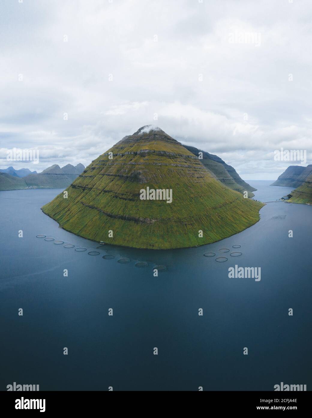 Färöer Inseln Luftdrohnenansicht der Berglandschaft von Kunoy, Blick von Klaksvik im nordatlantik Stockfoto