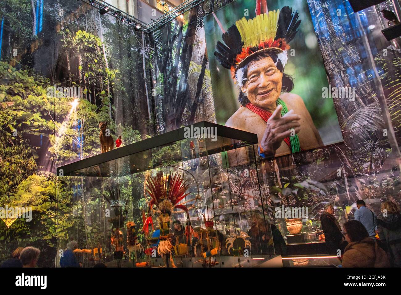 Niederlande, Amsterdam, Nieuwe Kerk, Dam-Platz. Das Große Surinam, Suriname Ausstellung 2020. De Grote Suriname Tentoonstelling. Porträt des Trios Stockfoto