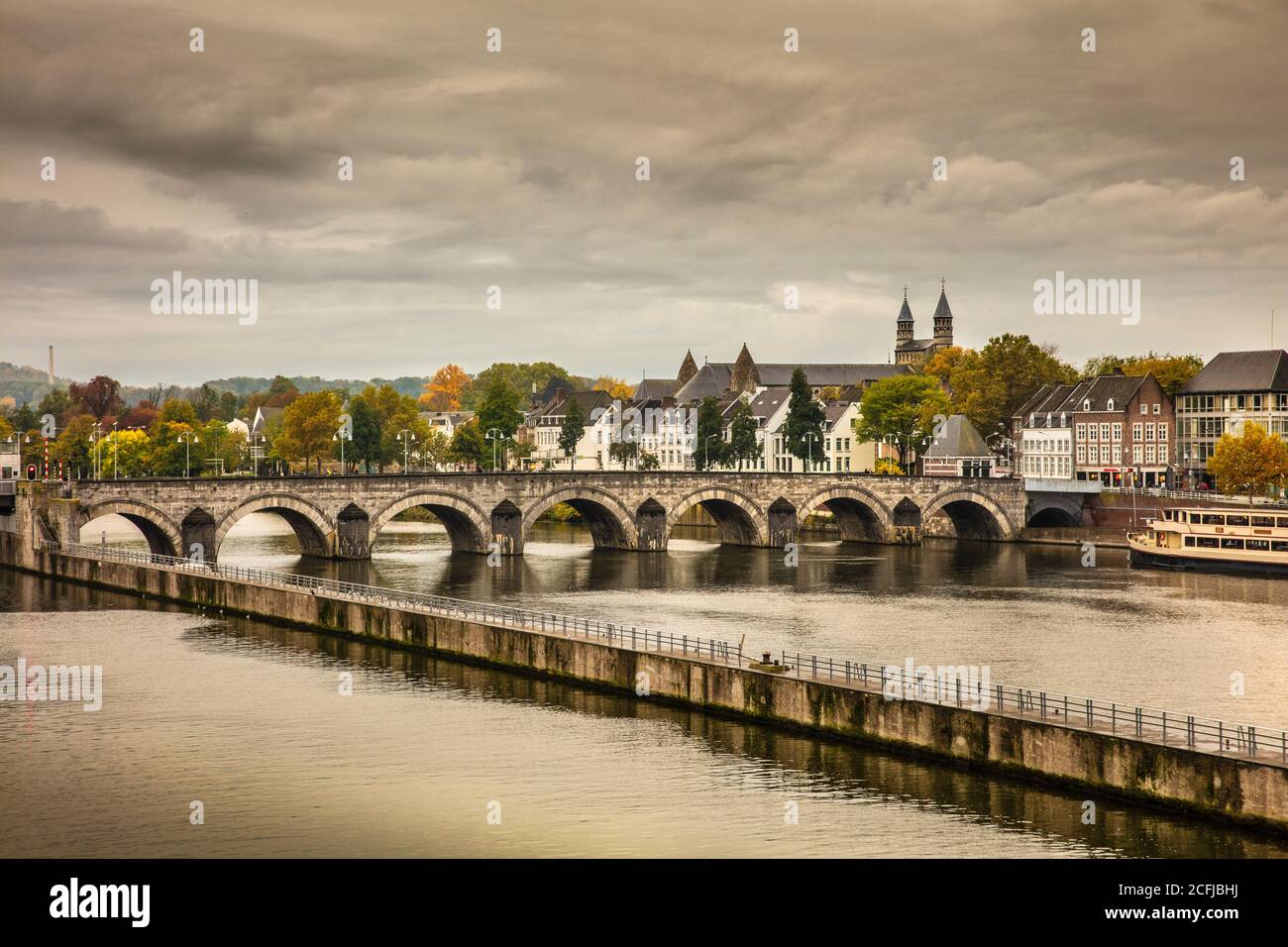 Niederlande. Maastricht. Fluss genannt Maas. Brücke genannt Sint Servaas. Skyline. Herbst. Stockfoto
