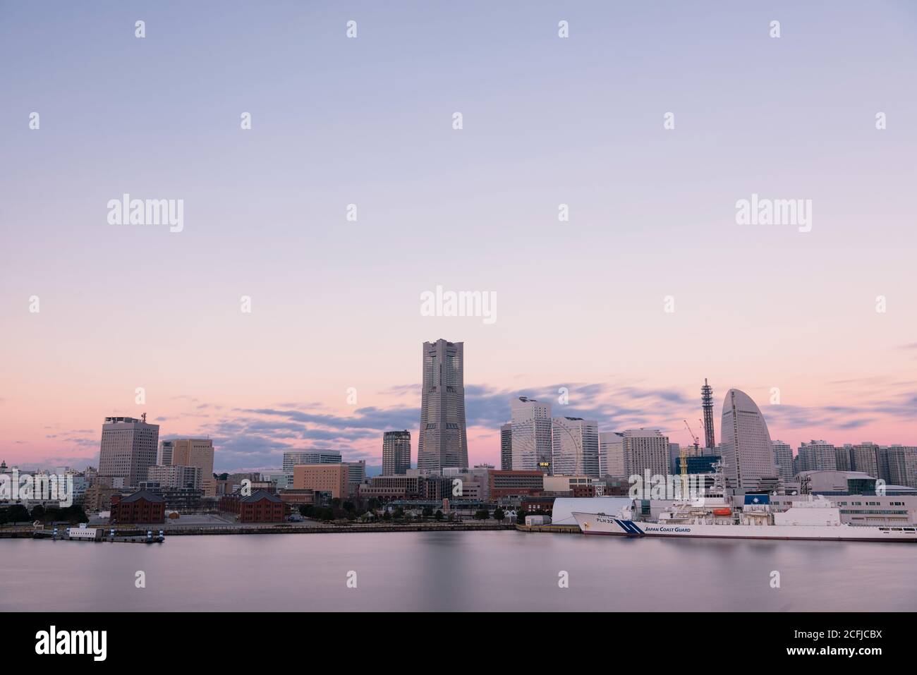 Die Wolkenkratzer von Yokohama Minato-Mirai in Dawn Stockfoto