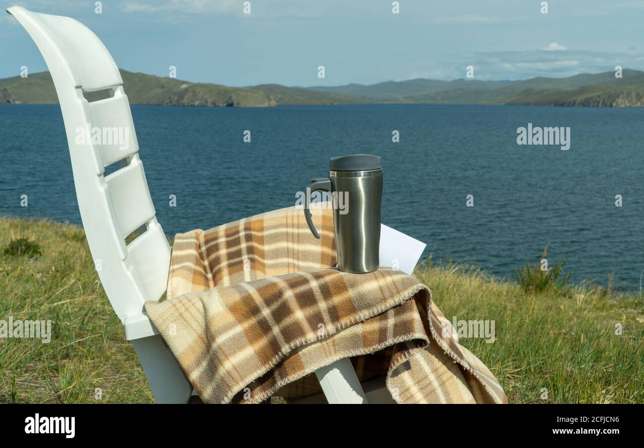 Bequemer Sessel zum Entspannen am Strand. Entspannende Gegend am Fluss. Konzept der Reise. Stockfoto