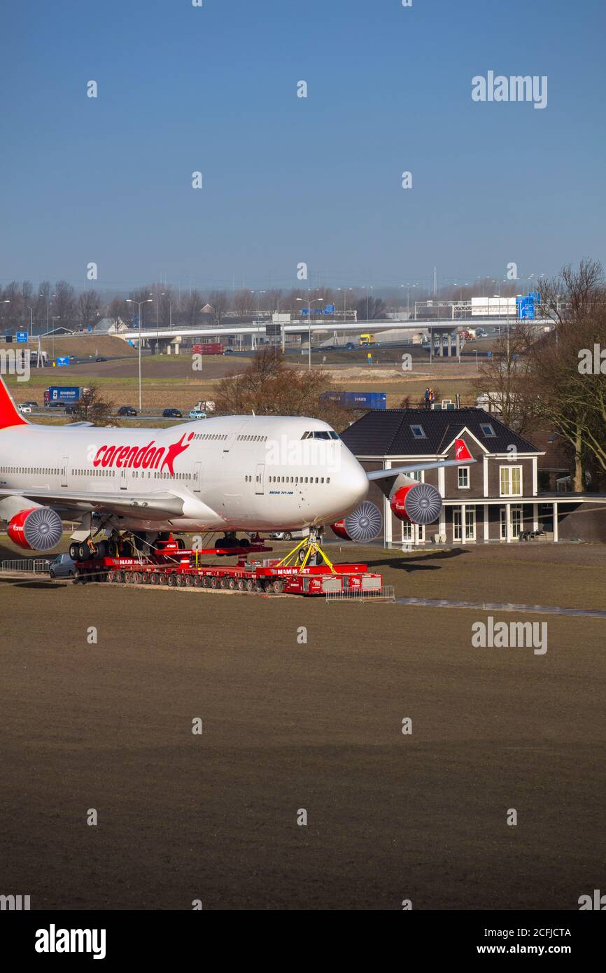 Niederlande, Badhoevedorp. Die ehemalige KLM Boeing 747-400 wird in den Garten des Corendon Village Hotel in der Nähe des Flughafens Amsterdam Schiphol transportiert Stockfoto