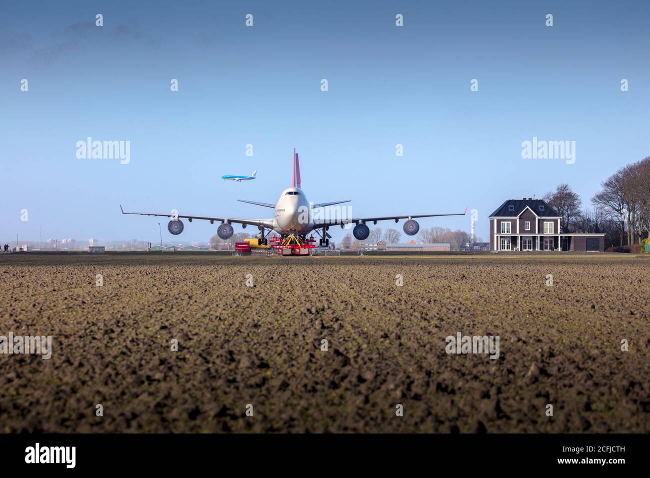 Niederlande, Badhoevedorp. Die ehemalige KLM Boeing 747-400 wird in den Garten des Corendon Village Hotel in der Nähe des Flughafens Amsterdam Schiphol transportiert Stockfoto