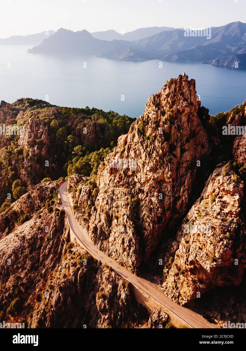 'Calanques de Piana' Badlands und landschaftlich schöne Straße am Meer, Corse, Frankreich Stockfoto