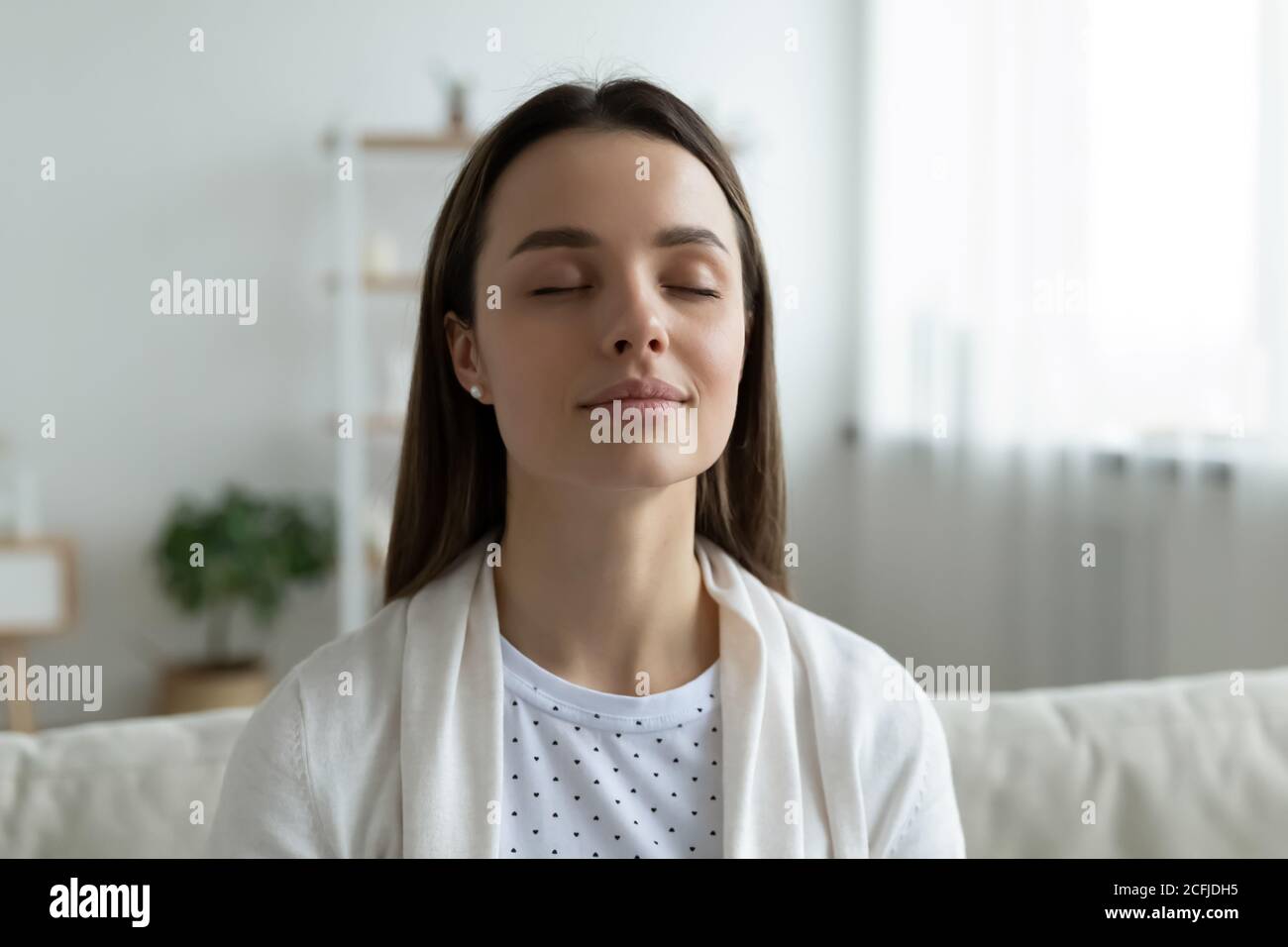 Friedliche junge schöne Frau atmen frische Luft. Stockfoto