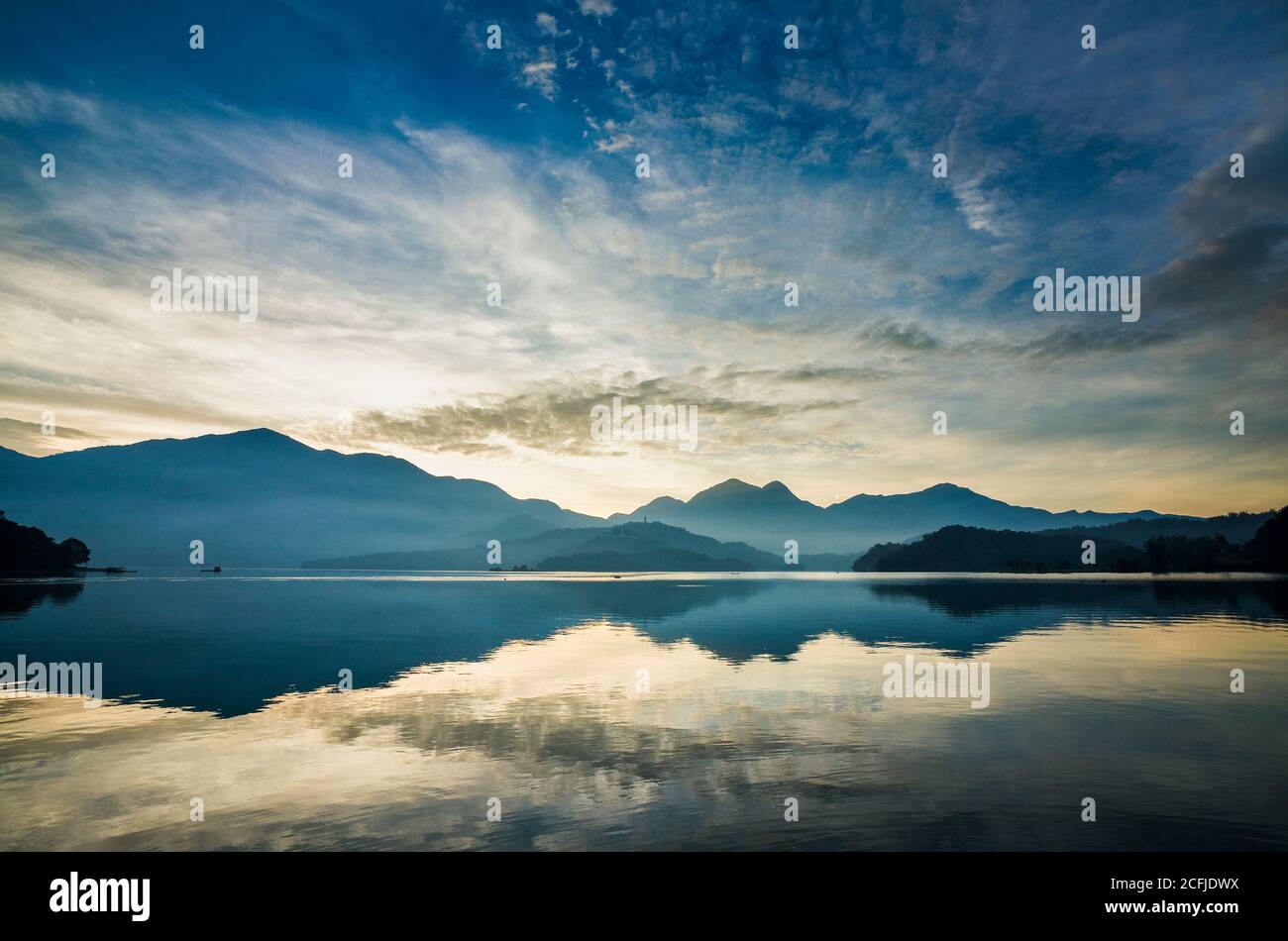 Die Landschaft des Sun Moon Lake bei Sonnenaufgang, eine berühmte Attraktion in Taiwan, Asien. Stockfoto