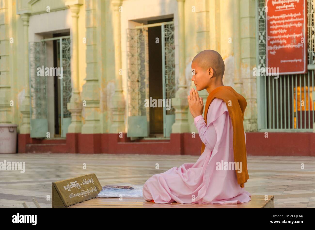 Eine Nonne, die in der Shwesandaw-Pagode in Pyay, Myanmar, betet Stockfoto