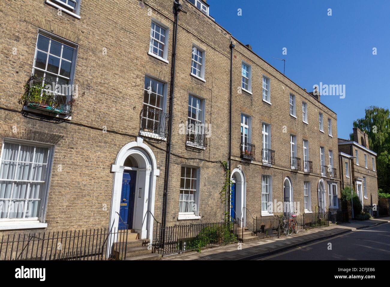 Gesamtansicht der Reihenhäuser in der Fitzwilliam Street, Cambridge, Cambridgeshire, UK. Stockfoto