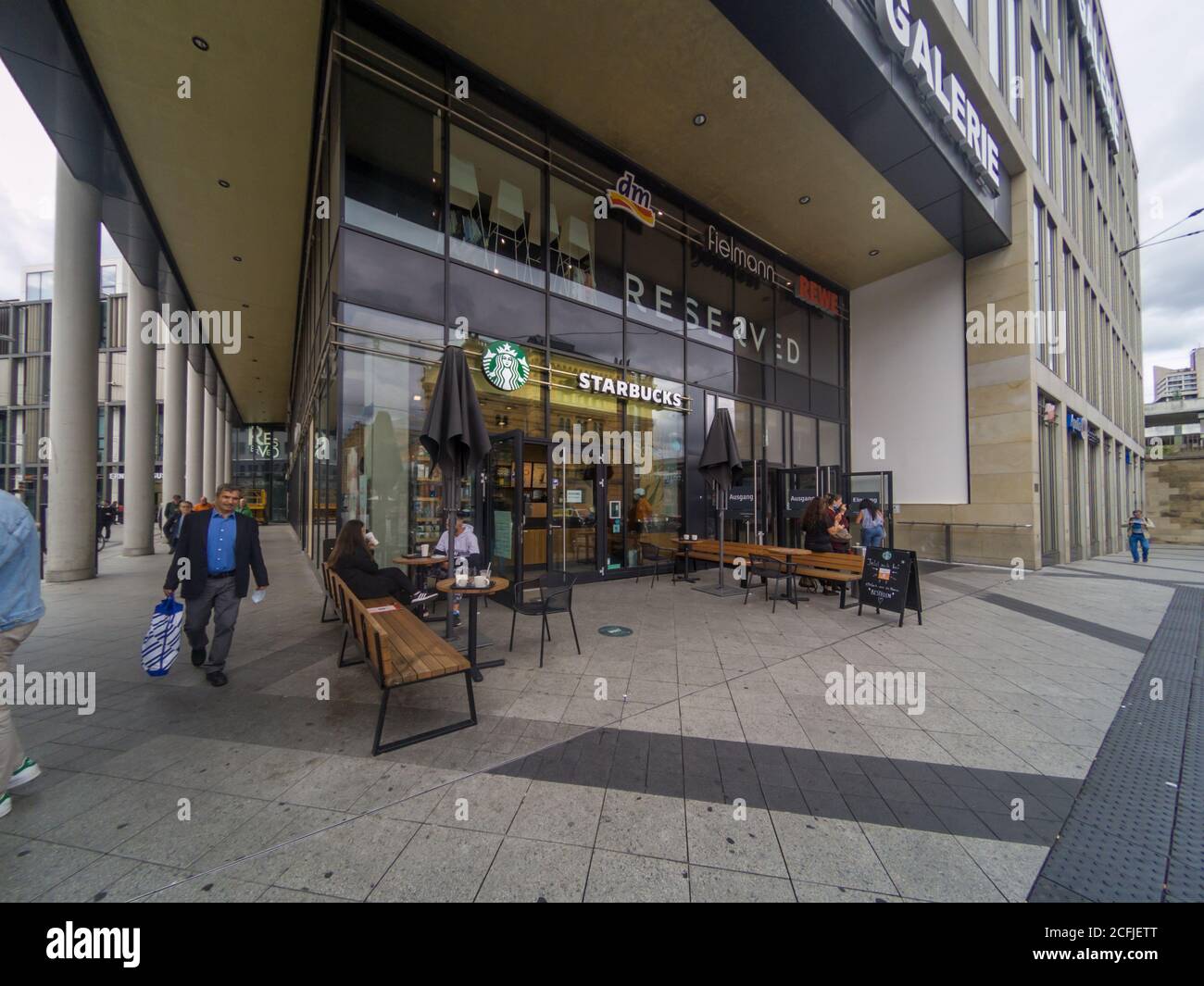 STARBUCKS Shop Store Front in Mall in Hannover, Deutschland, 31.8.2020 Starbucks ist eine berühmte Marke von Cafés Stockfoto