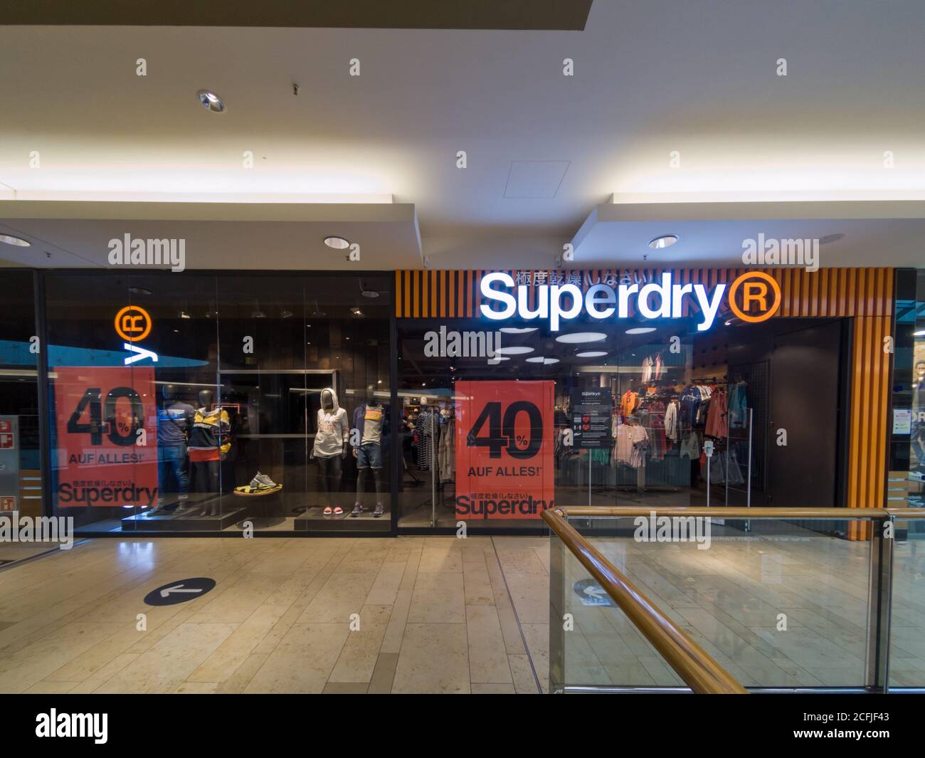 SUPERDRY Shop Store Front in Mall in Hannover, Deutschland, 31.8.2020  Superdry r ist eine berühmte Marke von japanischen Stil Mode-Kleidung.  Kleidung für Männer und Stockfotografie - Alamy