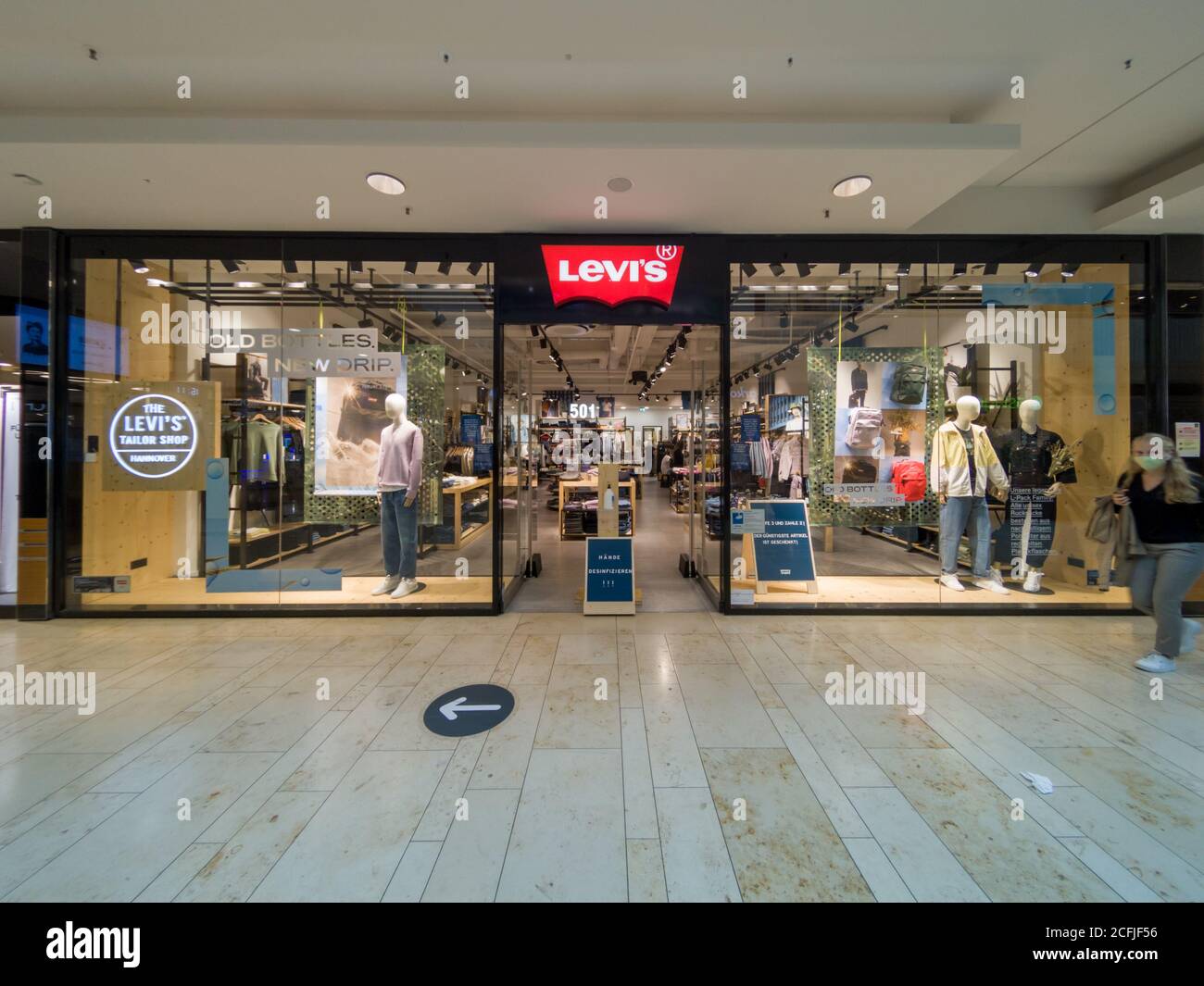 LEVI'S Shop Store Front in Mall in Hannover, Deutschland, 31.8.2020 Levis  ist eine berühmte Mode amerikanische Marke von lässigen Jeans und Hosen  Stockfotografie - Alamy
