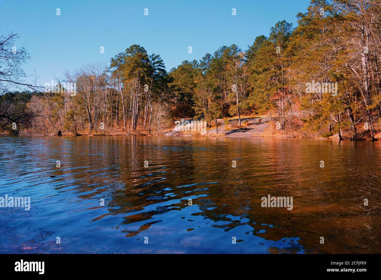 Schöner Stone Mountain Lake in Stone Mountain Park, Atlanta, Georgia, USA. Stockfoto