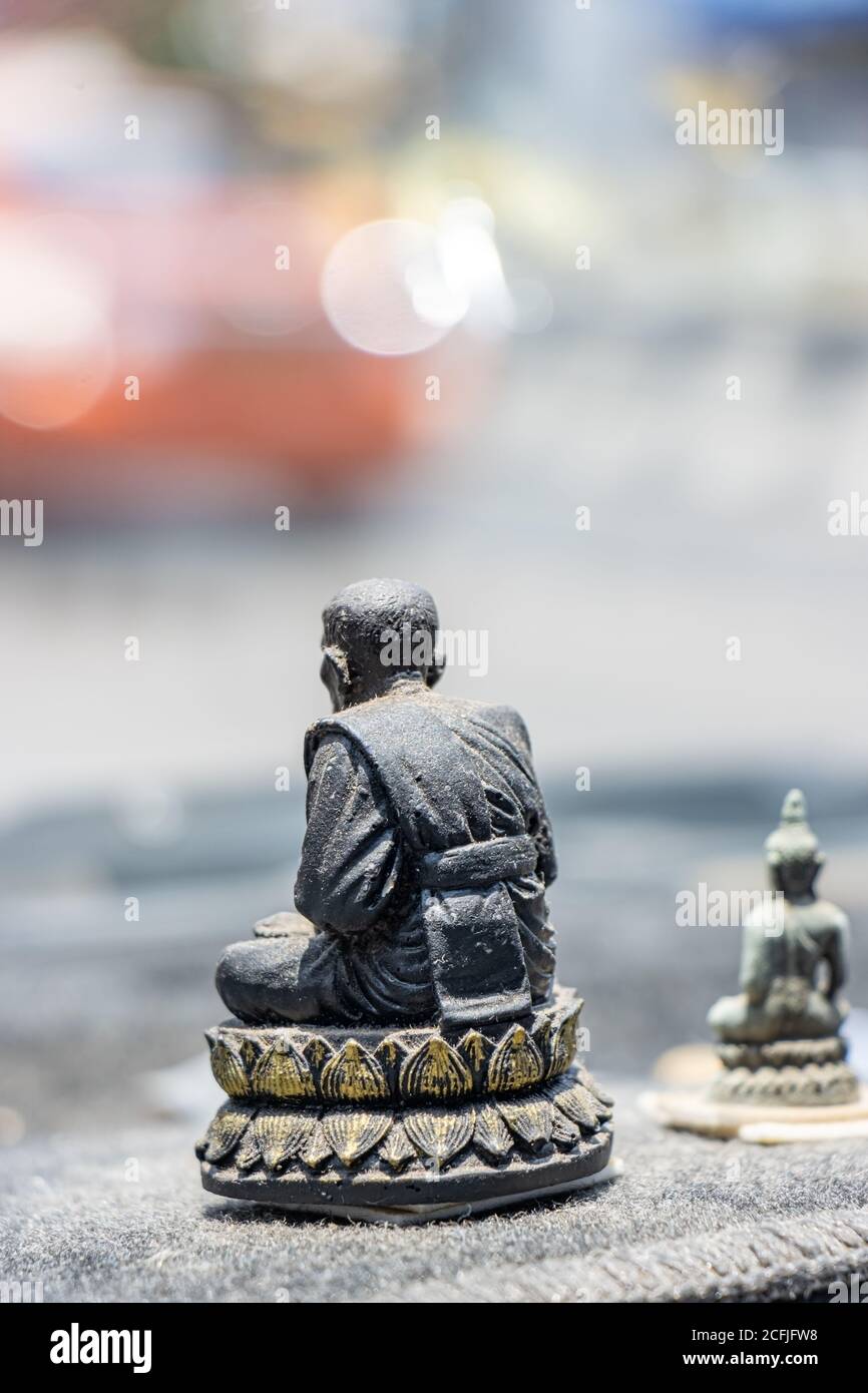 https://c8.alamy.com/compde/2cfjfw8/kleine-religiose-figuren-auf-dem-armaturenbrett-eines-fahrenden-autos-figur-eines-buddhistischen-monchs-im-innenraum-eines-autos-thailand-2cfjfw8.jpg