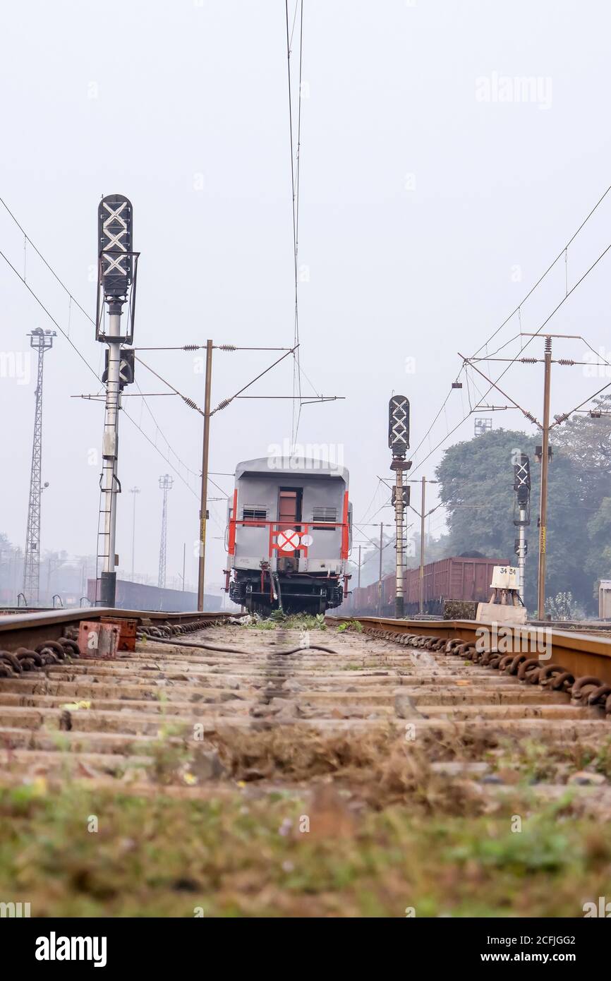 Indischer Bremskraftwagen mit Güterzug. Stockfoto