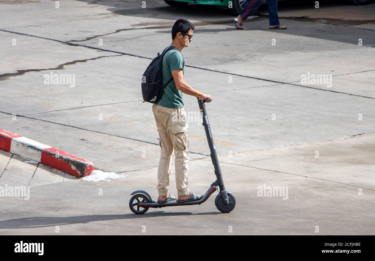 SAMUT PRAKAN, THAILAND, JUNI 26 2020, EIN Mann fährt einen Elektroroller auf einer Straße. Stockfoto