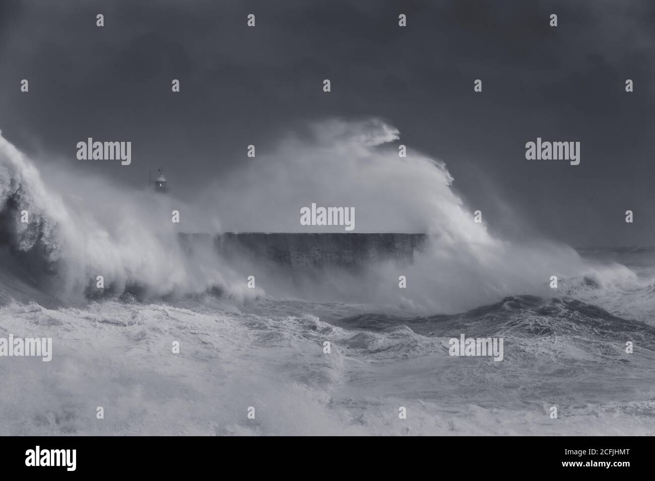 Der Sturm Francis trifft am 25. August 2020 die Südküste und schlägt gegen die Newhaven Harbour Wall Stockfoto