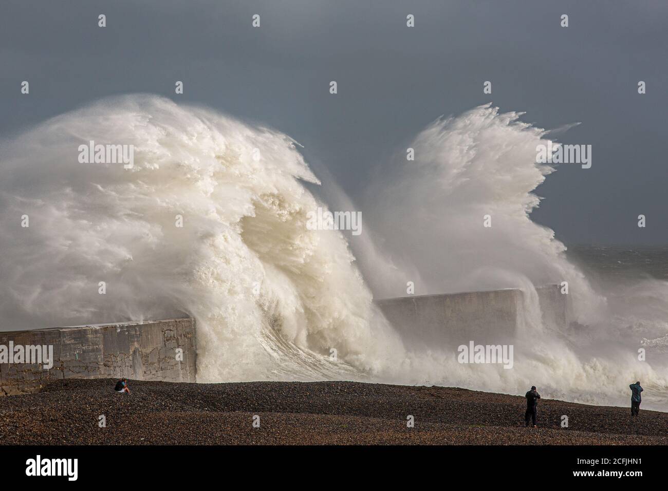 Wellen schlagen Newhaven Wellenbrecher als Sturm Francis trifft den Süden Küste am 25. August 20120 Stockfoto