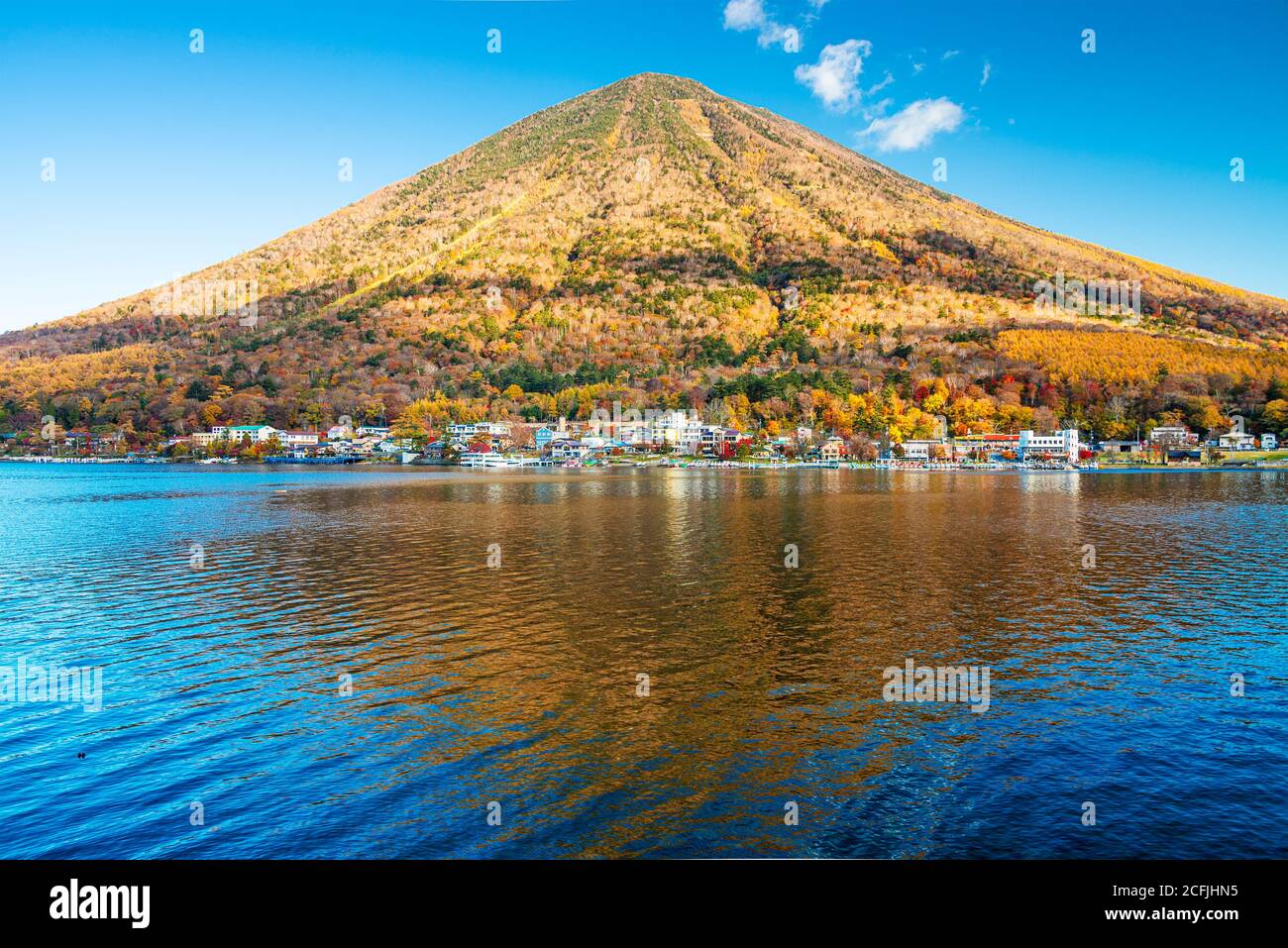 Mt. Nantai am Chuzenji-See während der Herbstsaison in Nikko, Japan. Stockfoto