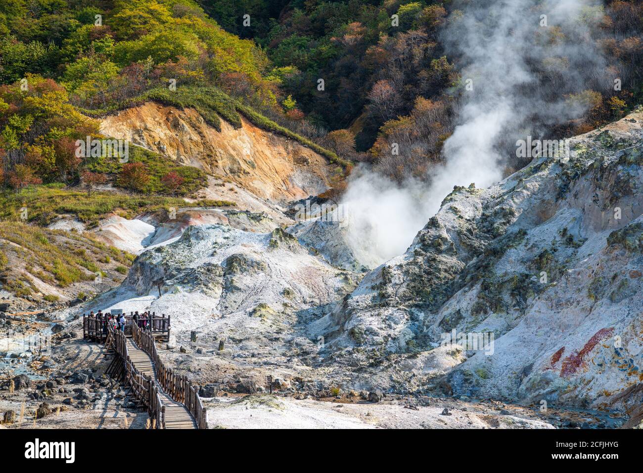 Jigokudani, auf Englisch als "Hell Valley" bekannt, ist die Quelle von heißen Quellen für viele lokale Onsen Spas in Noboribetsu, Hokkaido, Japan. Stockfoto