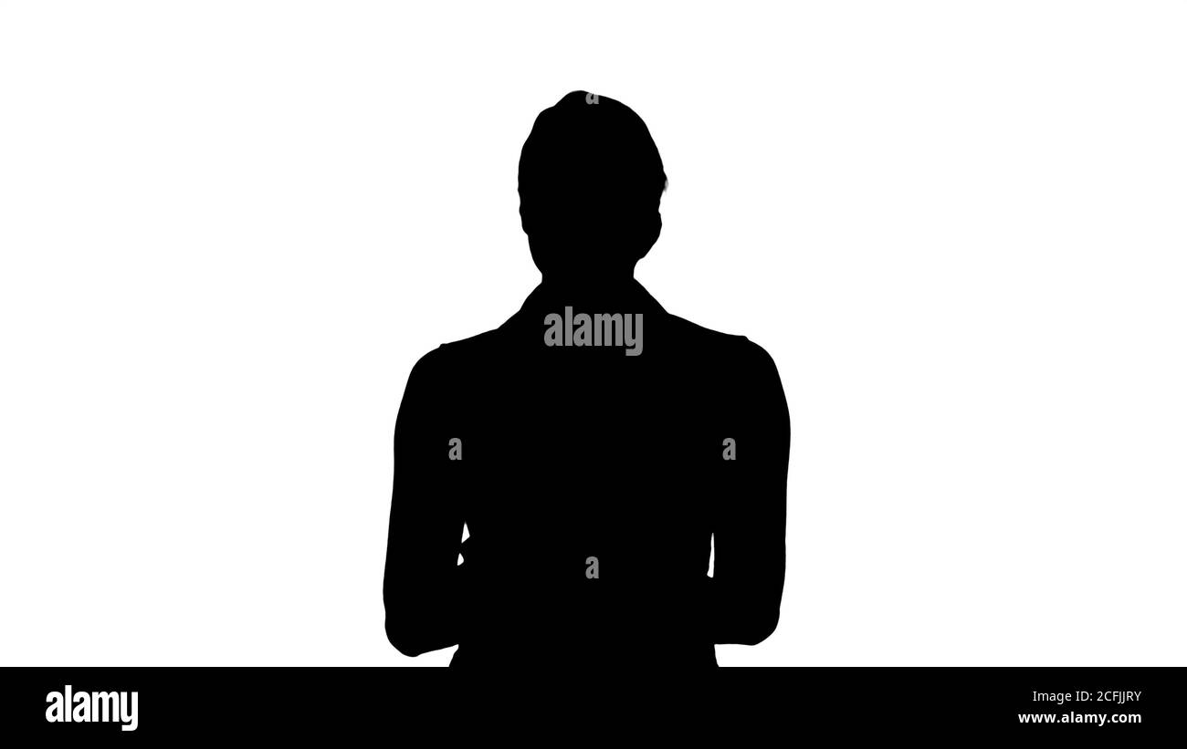 Silhouette schöne Mädchen, dass eine Tablet Touch Pad computer gadget Seiten Blättern und Suchen in der Kamera. Stockfoto