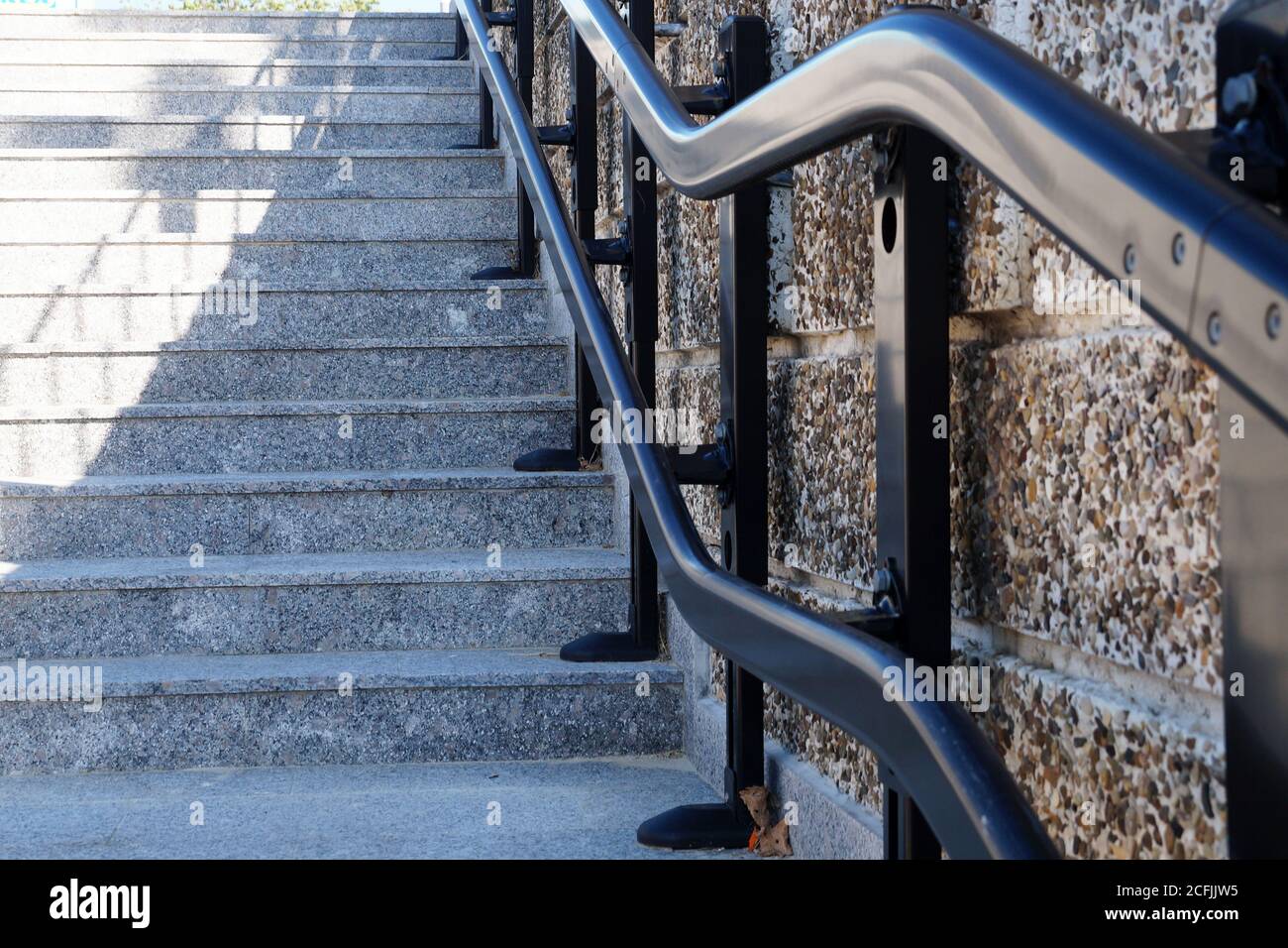 Aufzug auf der Treppe für Menschen mit Behinderungen in der Unterführung. Stockfoto