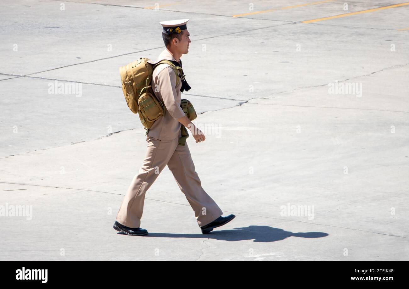 SAMUT PRAKAN, THAILAND, JULI 23 2020, EIN Seemann in der Royal Thai Navy Uniform trägt einen Rucksack. Stockfoto