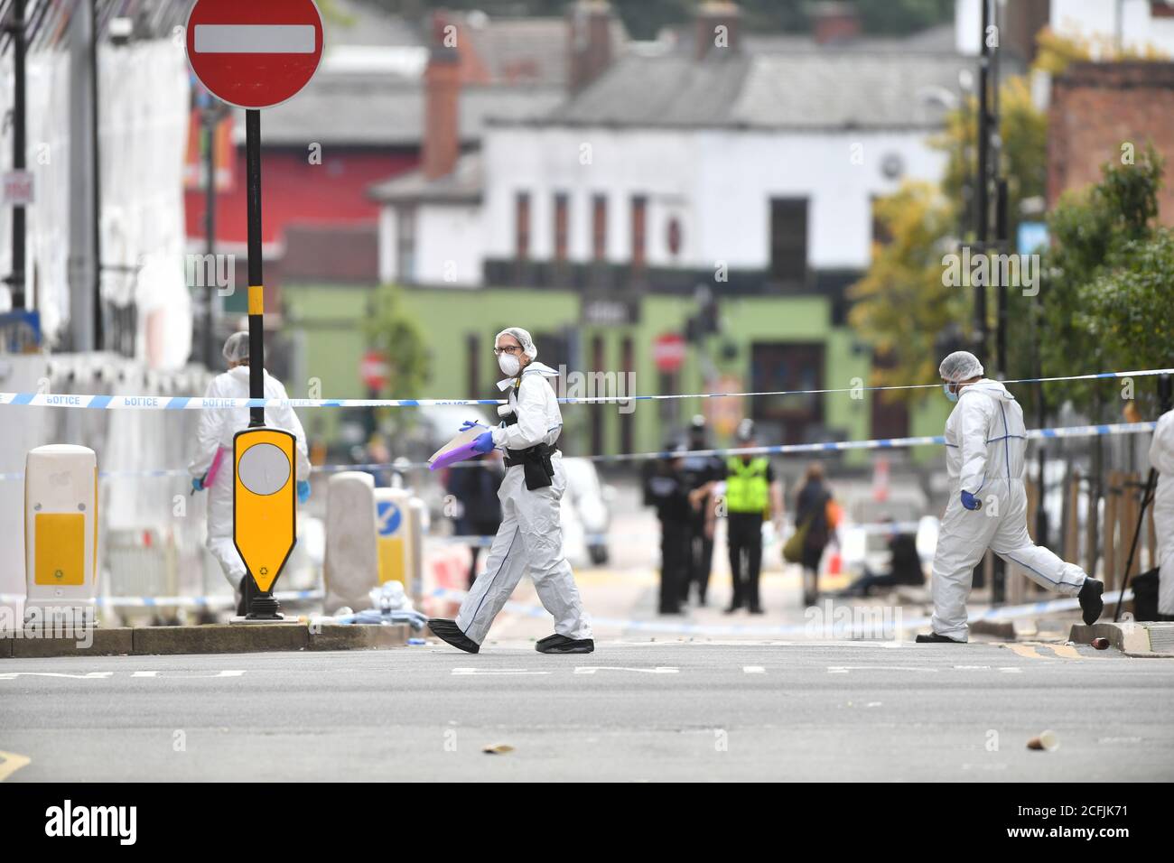 Polizeiforensiker bei der Arbeit in der Hurst Street in Birmingham, nachdem eine Reihe von Menschen im Stadtzentrum erstochen wurden. Die Polizei von West Midlands sagte, dass sie am Sonntag gegen 12.30 Uhr zu Berichten über einen Messer gerufen wurden und eine Reihe anderer Messer in der Gegend ungefähr zur gleichen Zeit gemeldet wurden. Stockfoto