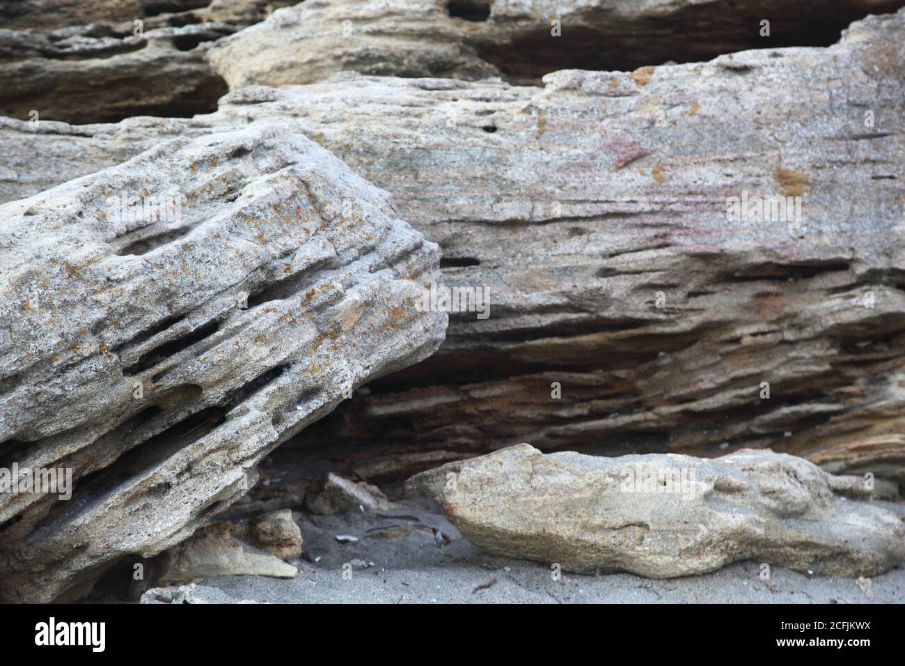 Kalksteinschichten. Große Meeressteine. Bulgarien. Schwarzes Meer. Ravda Stockfoto