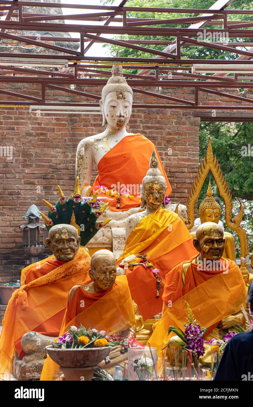 AYUTTHAYA, THAILAND, JUN 03 2020, EINE Buddha-Statue mit den Figuren der buddhistischen Mönche im buddhistischen Tempel Wat Khun Inthapramun, Thailand. Stockfoto