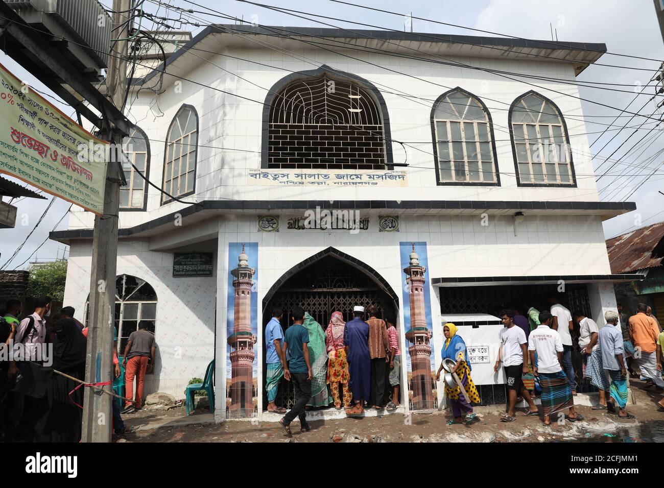 Dhaka, Bangladesch. September 2020. Nach der Explosion der Klimaanlagen starben mindestens 24 Menschen.drei weitere Menschen, die am Freitagabend bei der Explosion einer Moschee in Narayanganj schwere Verletzungen erlitten haben, sind im Krankenhaus gestorben, was die Zahl der Todesopfer auf 24 erhöht hat. Kredit: SOPA Images Limited/Alamy Live Nachrichten Stockfoto