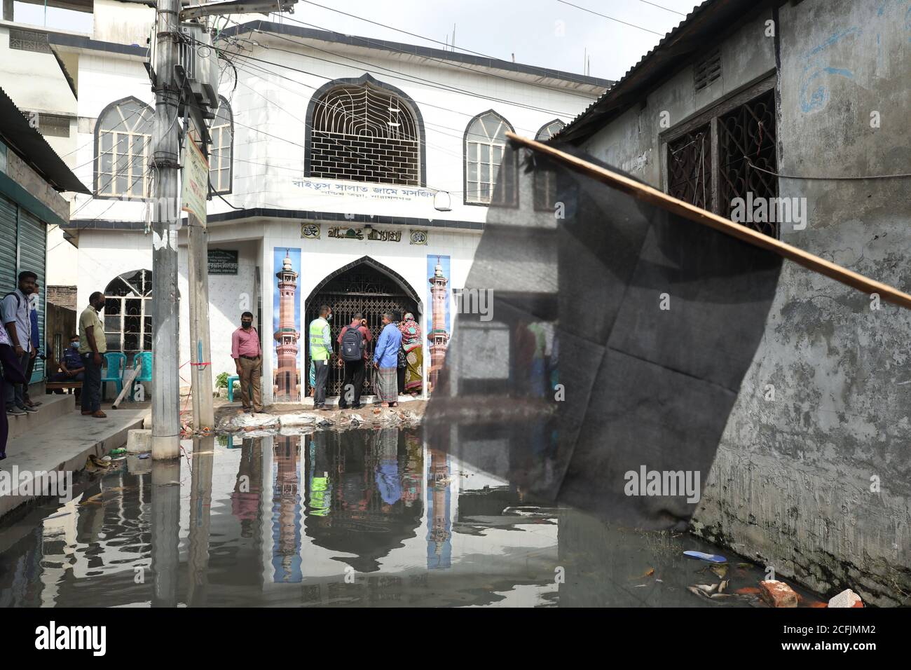 Dhaka, Bangladesch. September 2020. Nach der Explosion der Klimaanlagen starben mindestens 24 Menschen.drei weitere Menschen, die am Freitagabend bei der Explosion einer Moschee in Narayanganj schwere Verletzungen erlitten haben, sind im Krankenhaus gestorben, was die Zahl der Todesopfer auf 24 erhöht hat. Kredit: SOPA Images Limited/Alamy Live Nachrichten Stockfoto