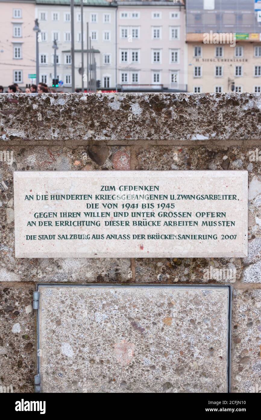 Gedenktafel für Zwangsarbeiter an der Staatsbrücke, Salzburg, Österreich Stockfoto