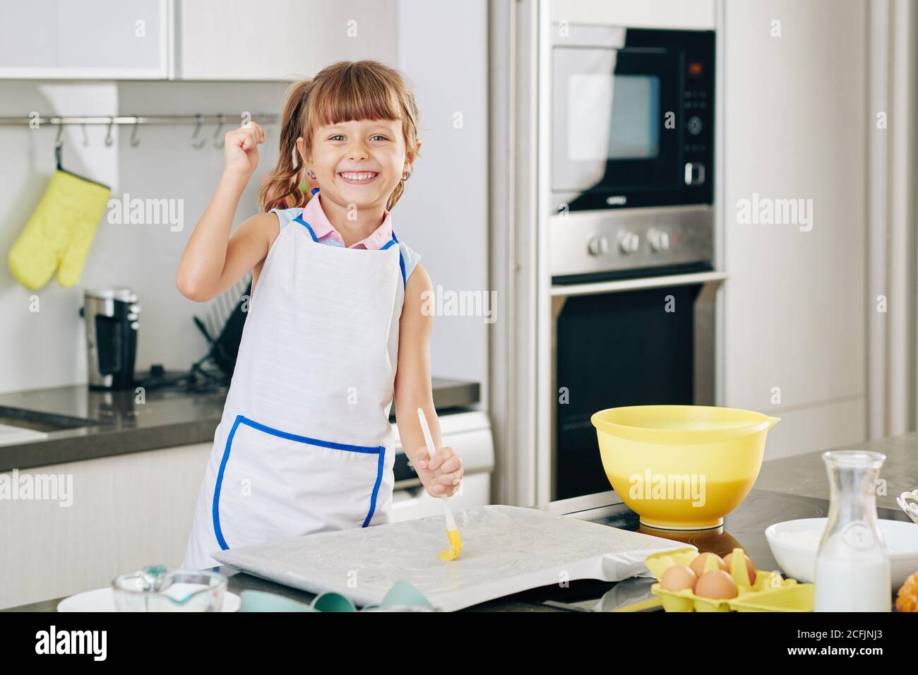Glückliches Mädchen genießen Backen Stockfoto
