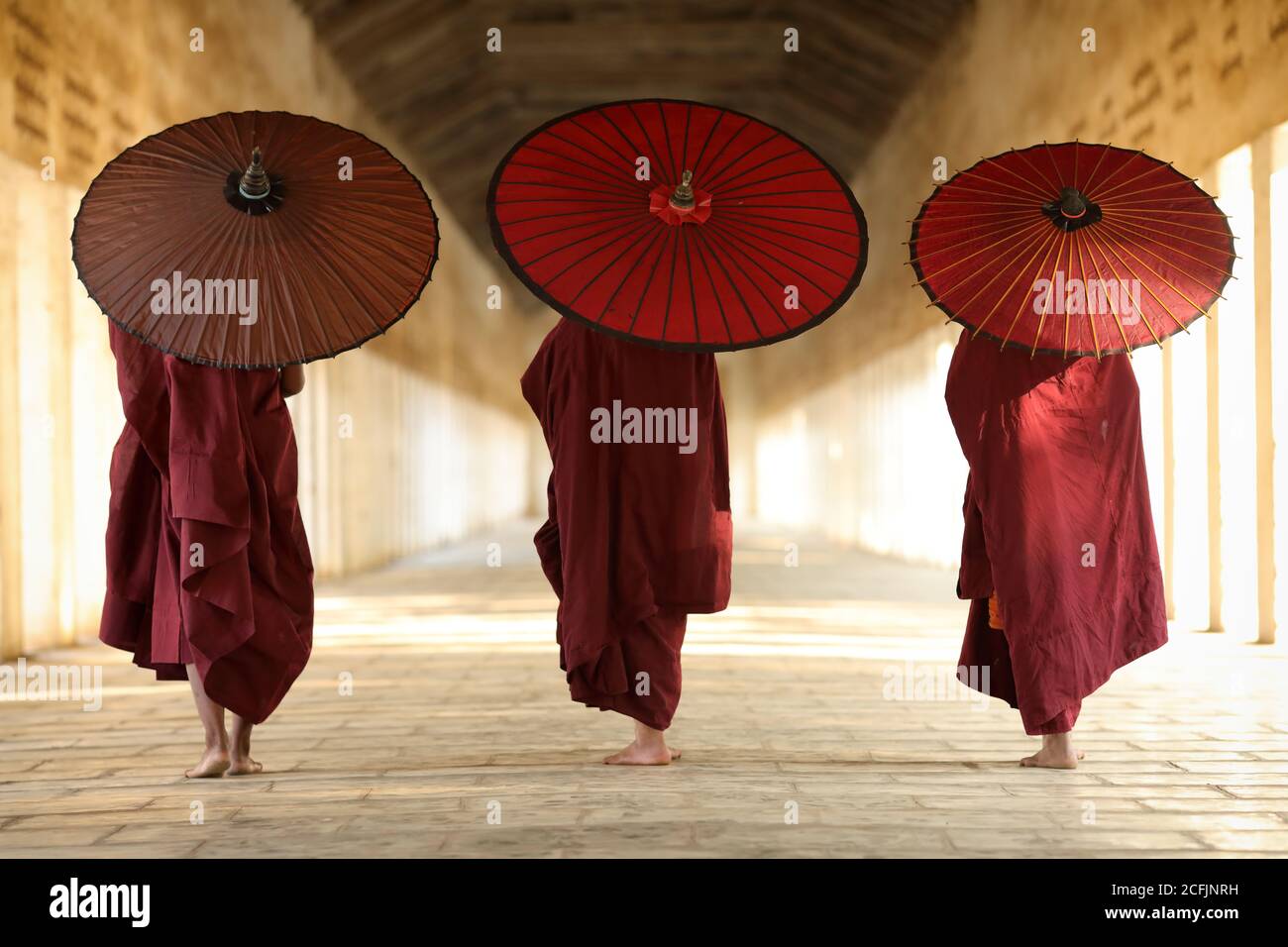 Eine Gruppe buddhistischer Novizen in der Shwezigon-Pagode in Bagan, Myanmar (Birma) Stockfoto