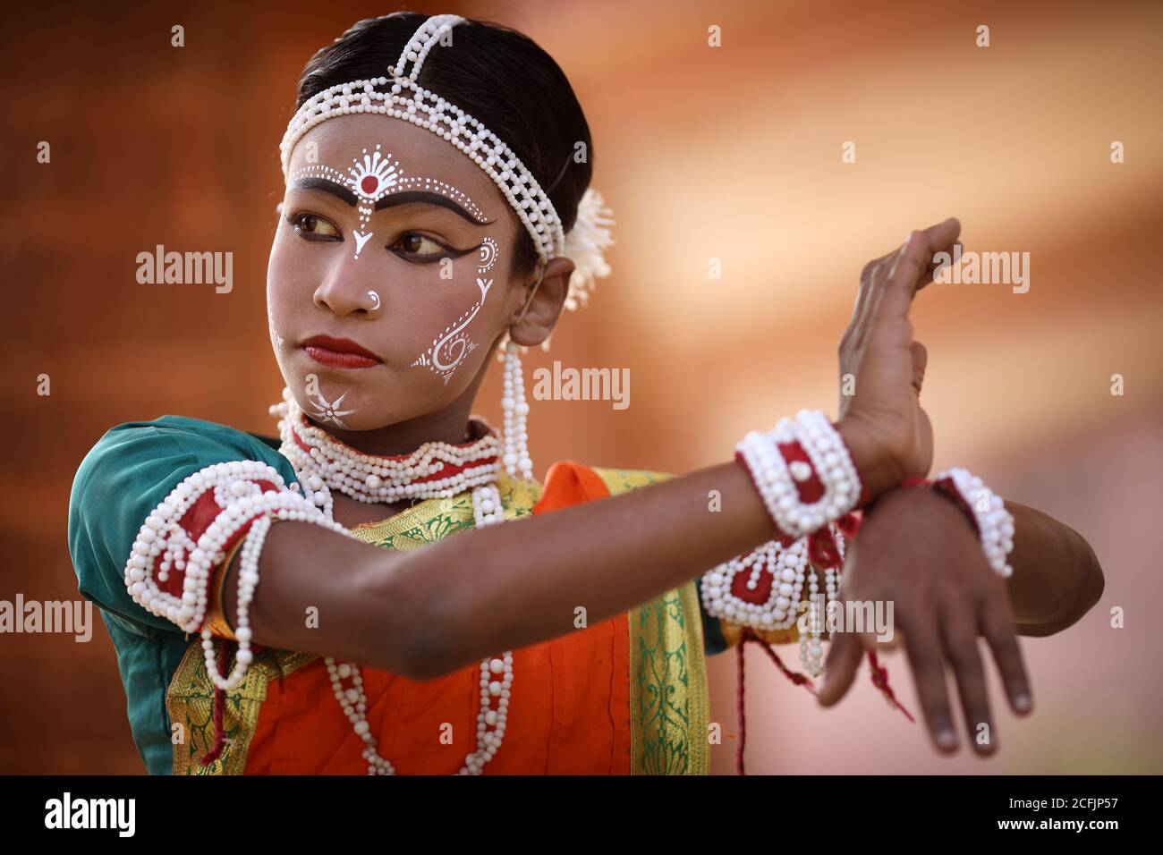 Junge Gotipua-Tänzerin im traditionellen Handwerksdorf Raghurajpur in der Nähe von Puri, Odisha, Indien Stockfoto