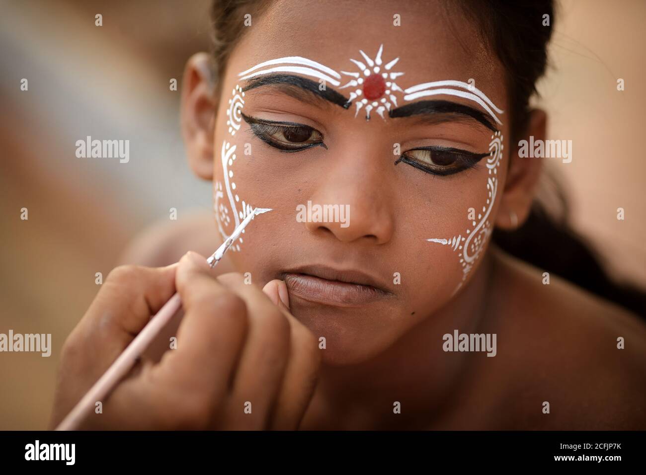 Junge Gotipua-Tänzerin im traditionellen Handwerksdorf Raghurajpur in der Nähe von Puri, Odisha, Indien Stockfoto