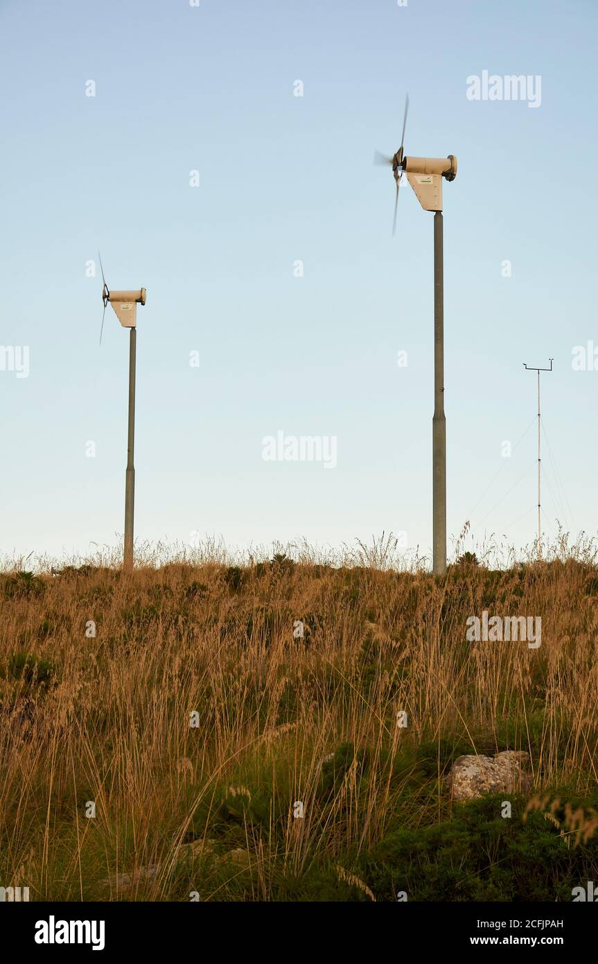 Bewährte 2.5 Windkraftanlagen in einem Feld im Sa Duaia Agroturism Hotel (Artà, Mallorca, Balearen, Spanien) installiert und arbeiten Stockfoto