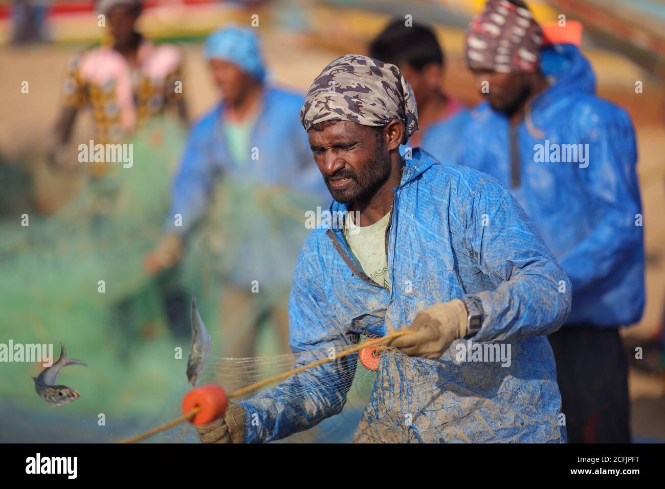 Fischer am Strand in der Nähe der traditionellen Fischerkolonie in Puri, Odisha, Indien Stockfoto