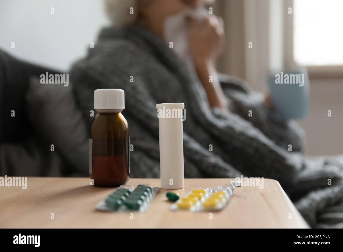 Nahaufnahme Medikamente auf Nachttisch im Schlafzimmer für ältere Frauen Stockfoto