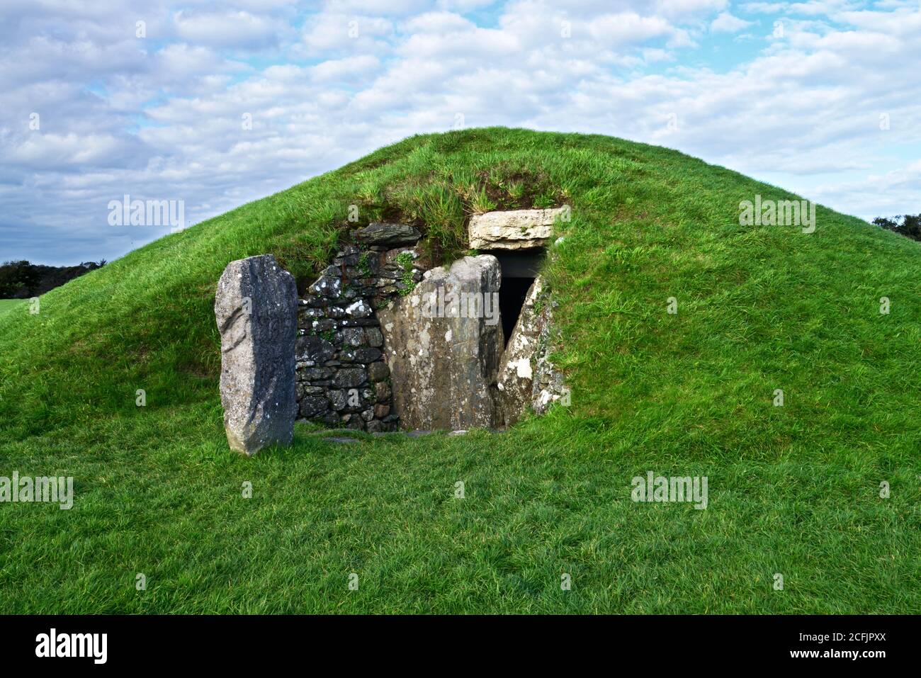 Bryn Celli DDU Burial Chamber ist ein neolithisches geplantes Monument aus dem Jahr 3000 v. Chr. Im Englischen bedeutet es "der Hügel im dunklen Hain". Stockfoto
