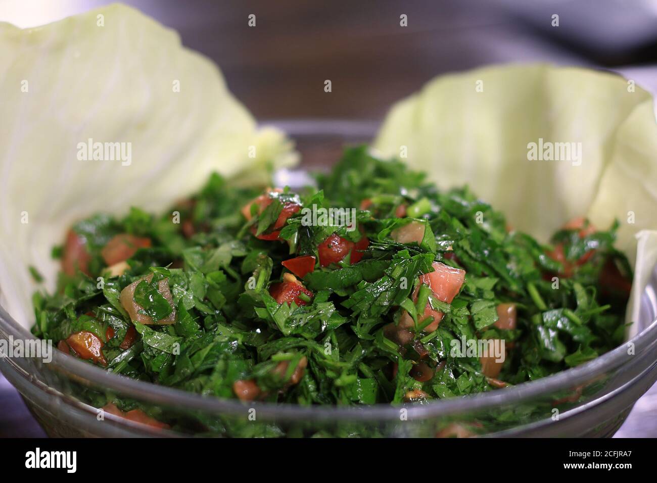 Eine Schüssel Tabbouleh, der beliebteste libanesische Salat. Stockfoto