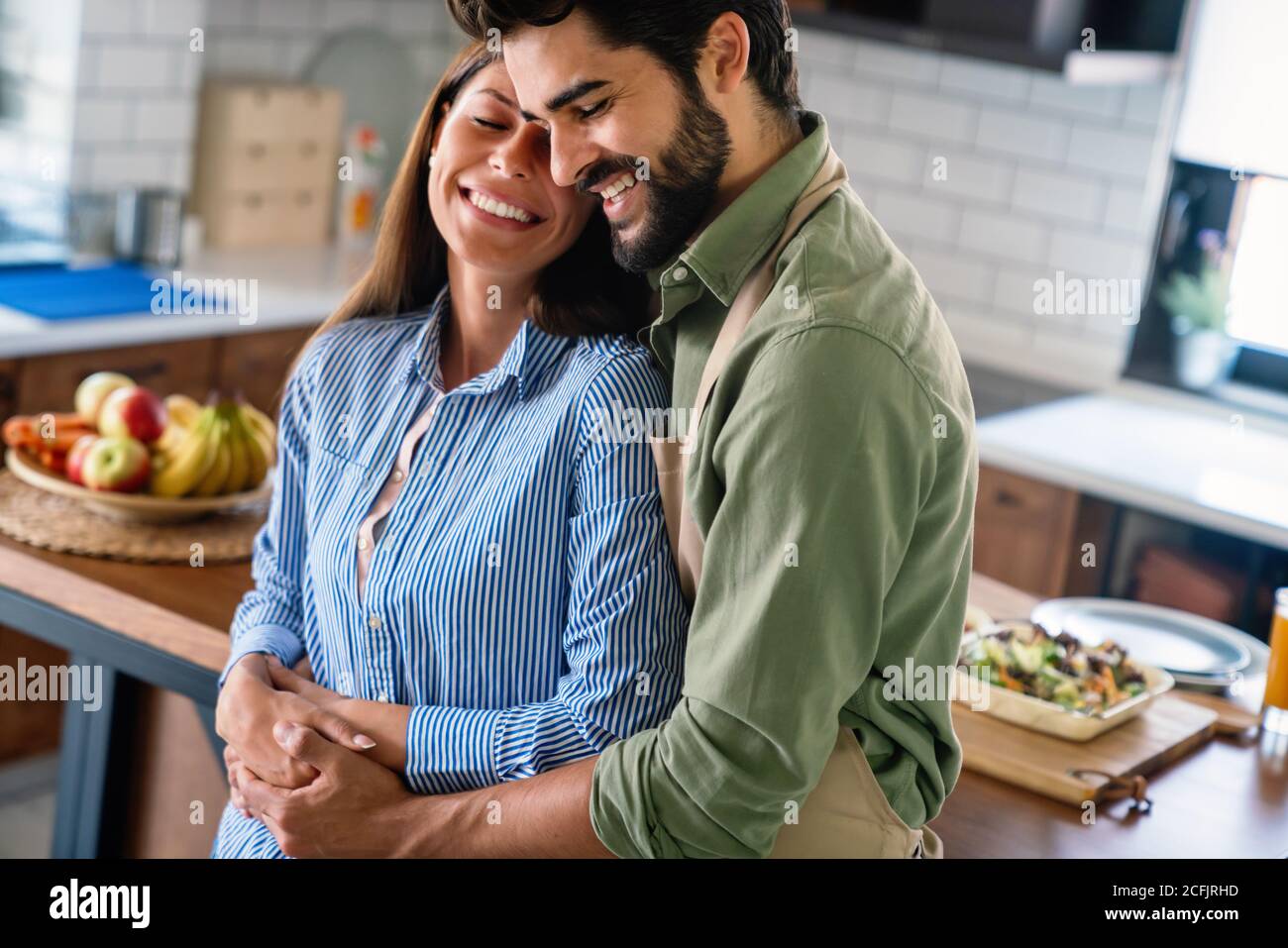 Romantische glücklich junges Paar Umarmung bei modernen Zuhause drinnen und Viel Spaß Stockfoto