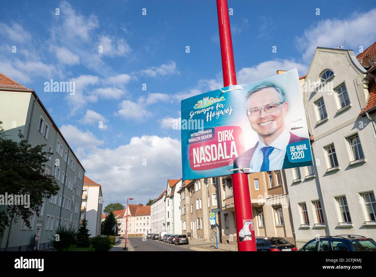 Hoyerswerda, Deutschland. September 2020. Ein Wahlplakat von Dirk Nasdala (unabhängig) hängt an einer Laterne in der August-Bebel-Straße. Die rund 30,000 Einwohner der Stadt Hoyerswerda sind aufgerufen, einen neuen Oberbürgermeister zu wählen. Alle Wahlstehenden sind mit der drittgrößten Stadt der Oberlausitz verbunden. Quelle: Daniel Schäfer/dpa-Zentralbild/dpa/Alamy Live News Stockfoto