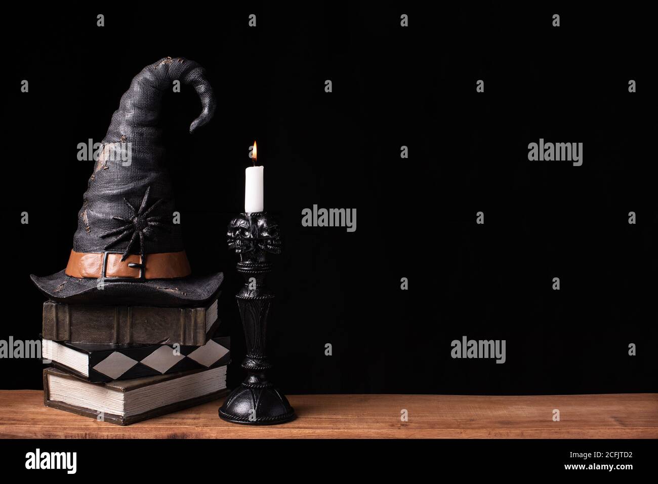 Halloween Hintergrund mit einer Kerze und Hexenhut Stockfoto