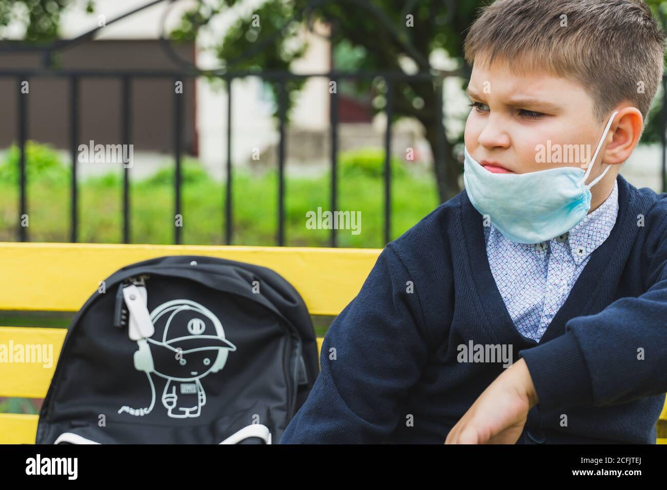 Trauriges Kind Junge Tragt Eine Gesichtsmaske Fur Coronavirus Pravention Zuruck Zur Schule Portrat Eines Muden Kindes Das Auf Einen Schulbus Wartet Neue Normalitat Gesundheit Med Stockfotografie Alamy