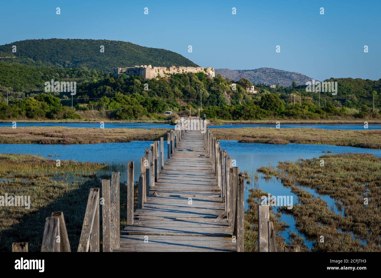 Die verösterte Holzbrücke mit Blick auf die osmanische Festung Kastro Griva am Damm, der zur Insel Lefkada, Griechenland führt. Stockfoto