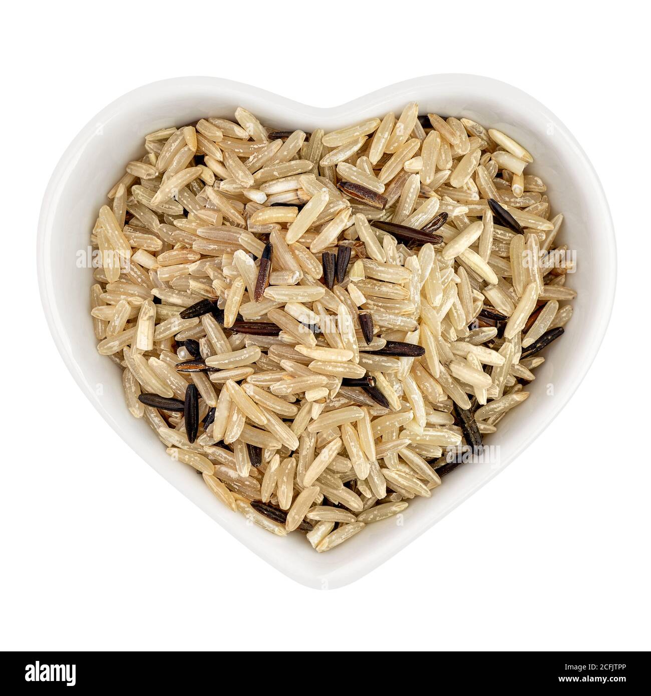 Brauner Reis in herzförmiger Platte Stockfoto