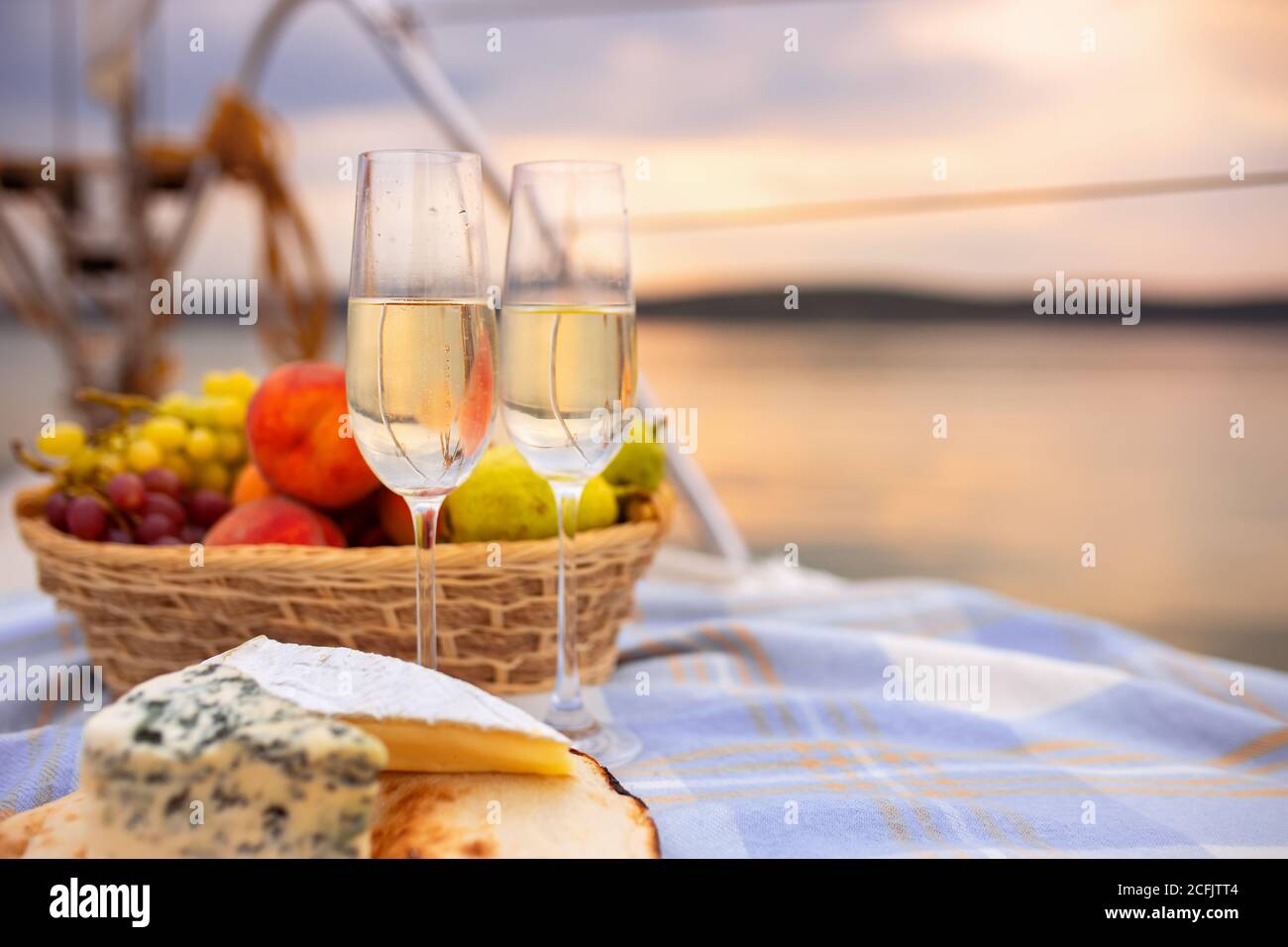 Picknick auf einer Yacht bei Sonnenuntergang Stockfoto